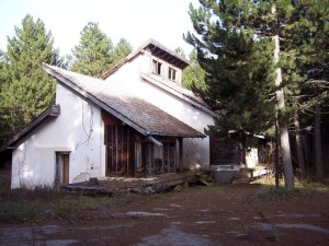 Današnje stanje Spomen-muzeja posvećenog Ivi Loli Ribaru kod Glamočkog polja. Izvor, Dragan Bojinović
